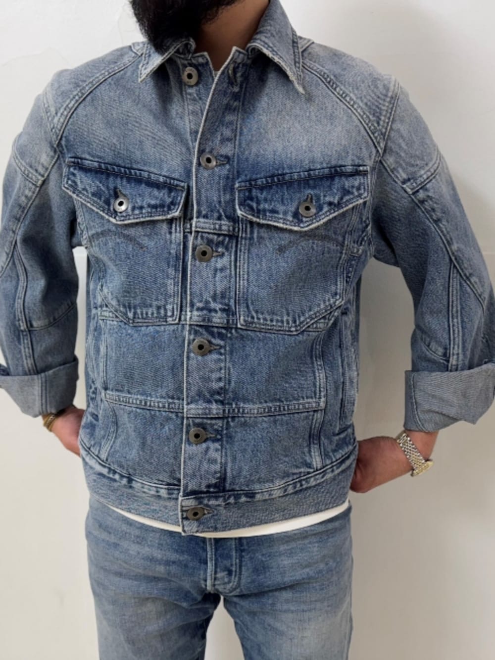 ブルー系のデニムパンツ、ブルー系のデニムジャケット、ブルー系のキャップを着用したメンズの秋コーディネートの3枚目の写真