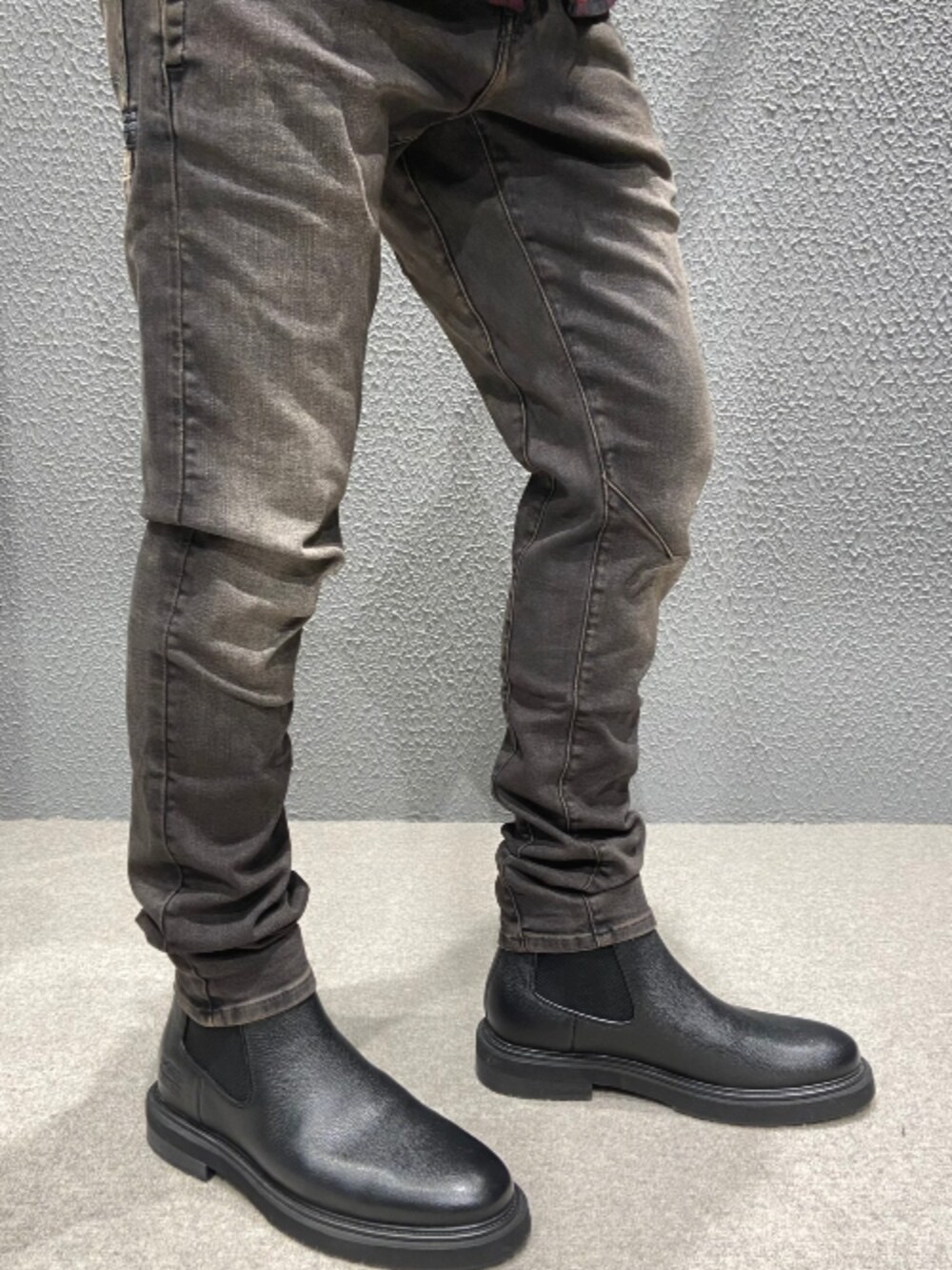 レッド系のシャツ/ブラウス、グレー系のデニムパンツを着用したメンズの秋コーディネートの2枚目の写真