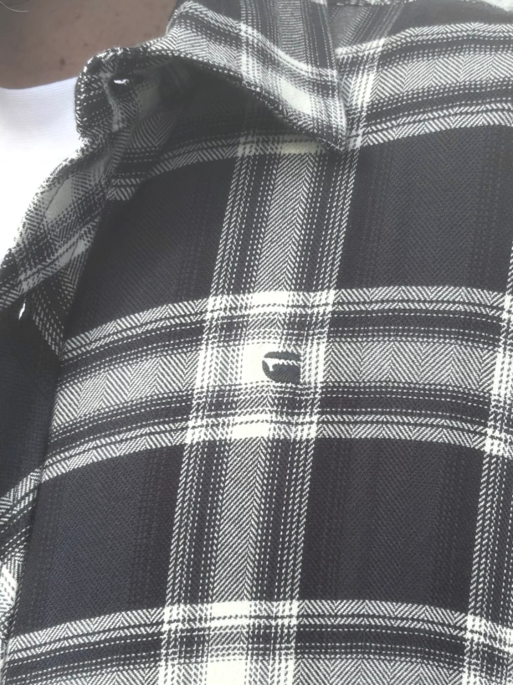 ホワイト系のTシャツ/カットソー、ブルー系のシャツ/ブラウス、ブルー系のデニムパンツを着用したメンズの秋コーディネートの3枚目の写真