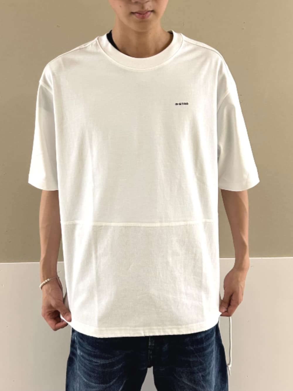 ブルー系のシャツ/ブラウス、ホワイト系のTシャツ/カットソー、グレー系のキャスケットを着用したメンズの春コーディネートの2枚目の写真