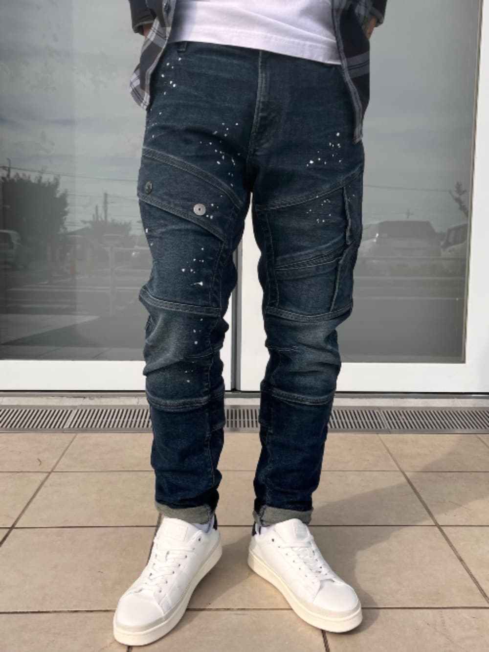 ホワイト系のTシャツ/カットソー、その他のシャツ/ブラウス、ブルー系のデニムパンツを着用したメンズの夏コーディネートの3枚目の写真