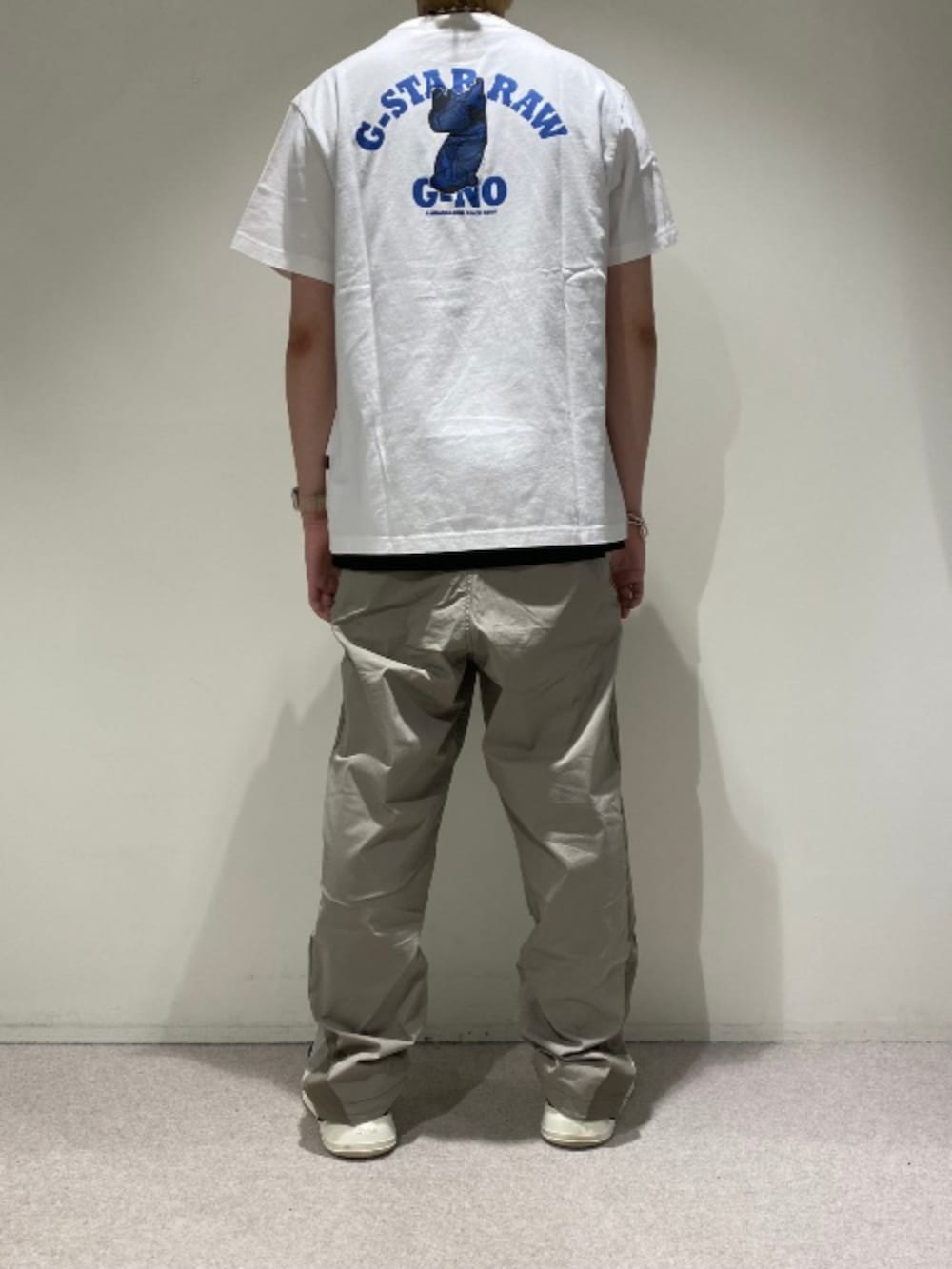 ホワイト系のTシャツ/カットソー、ベージュ系のその他パンツを着用したメンズの夏コーディネートの2枚目の写真