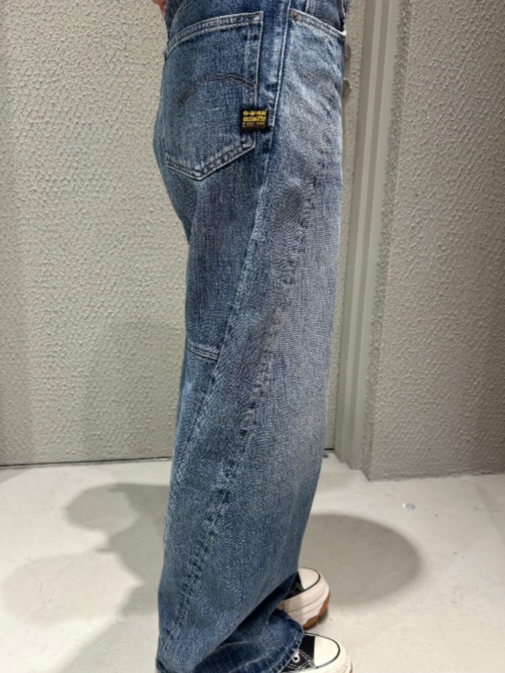 その他のTシャツ/カットソー、ブルー系のデニムパンツを着用したレディースの夏コーディネートの2枚目の写真