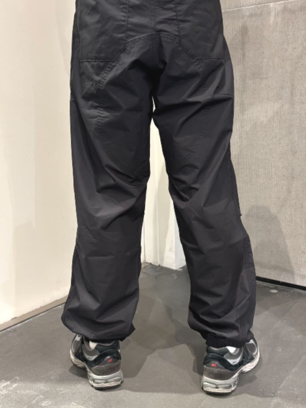 ホワイト系のシャツ/ブラウス、ホワイト系のTシャツ/カットソー、ブラック系のカーゴパンツを着用したメンズの春コーディネートの2枚目の写真