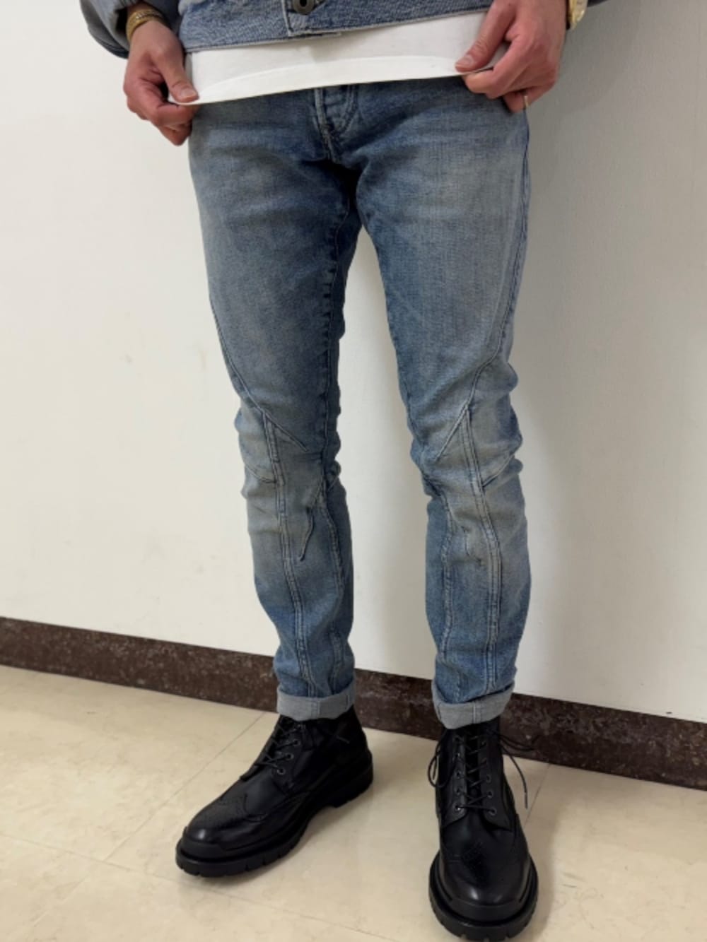 ブルー系のデニムパンツ、ブルー系のデニムジャケット、ブルー系のキャップを着用したメンズの秋コーディネートの2枚目の写真