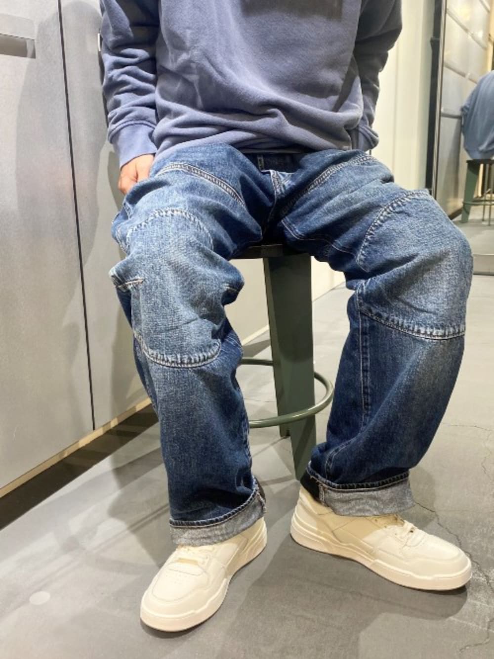 ブルー系のスウェット、ブルー系のデニムパンツを着用したメンズの秋コーディネートの3枚目の写真