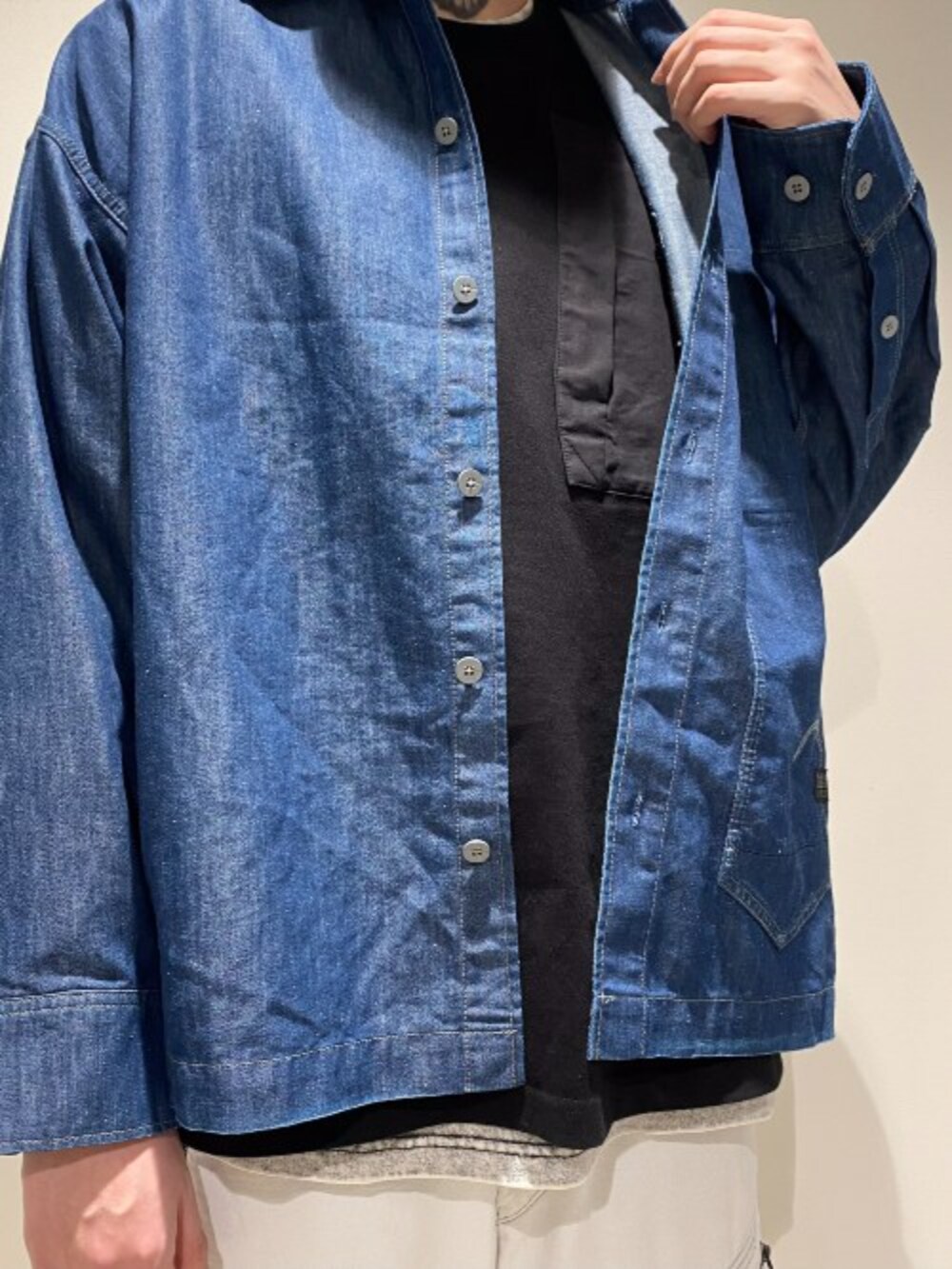 ブルー系のシャツ/ブラウス、ブラック系のTシャツ/カットソー、ブラック系のTシャツ/カットソーを着用したメンズの春コーディネートの2枚目の写真