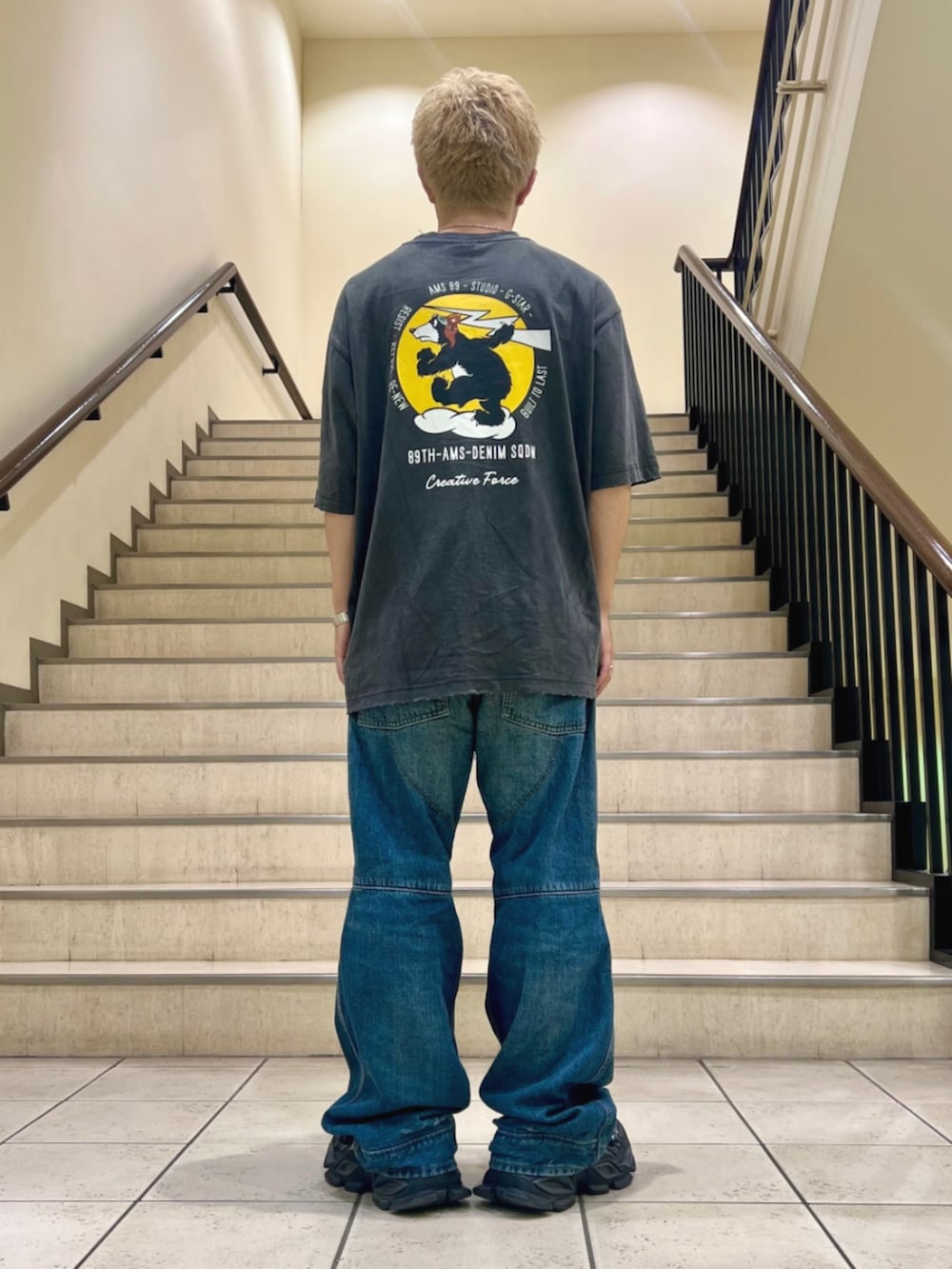 ブルー系のデニムパンツ、ブラック系のTシャツ/カットソーを着用したメンズの夏コーディネートの2枚目の写真