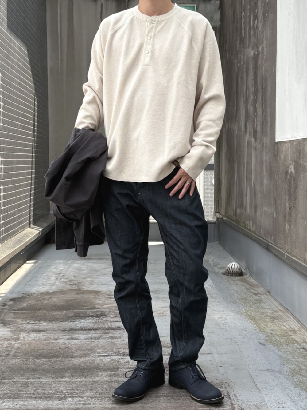 ホワイト系のTシャツ/カットソー、ブルー系のデニムパンツを着用したメンズの秋コーディネートの2枚目の写真