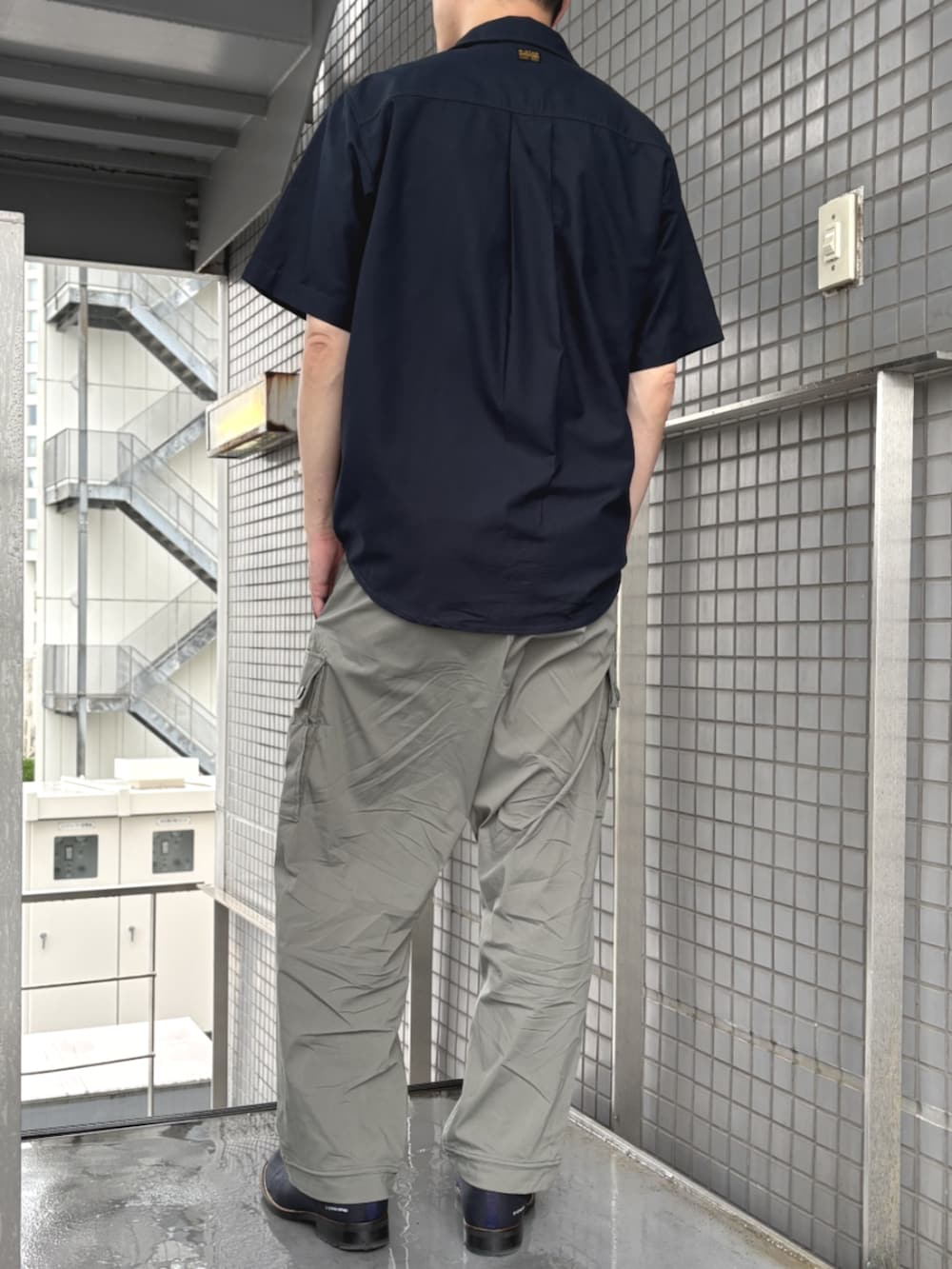 ブルー系のシャツ/ブラウス、グレー系のカーゴパンツを着用したメンズの夏コーディネートの3枚目の写真