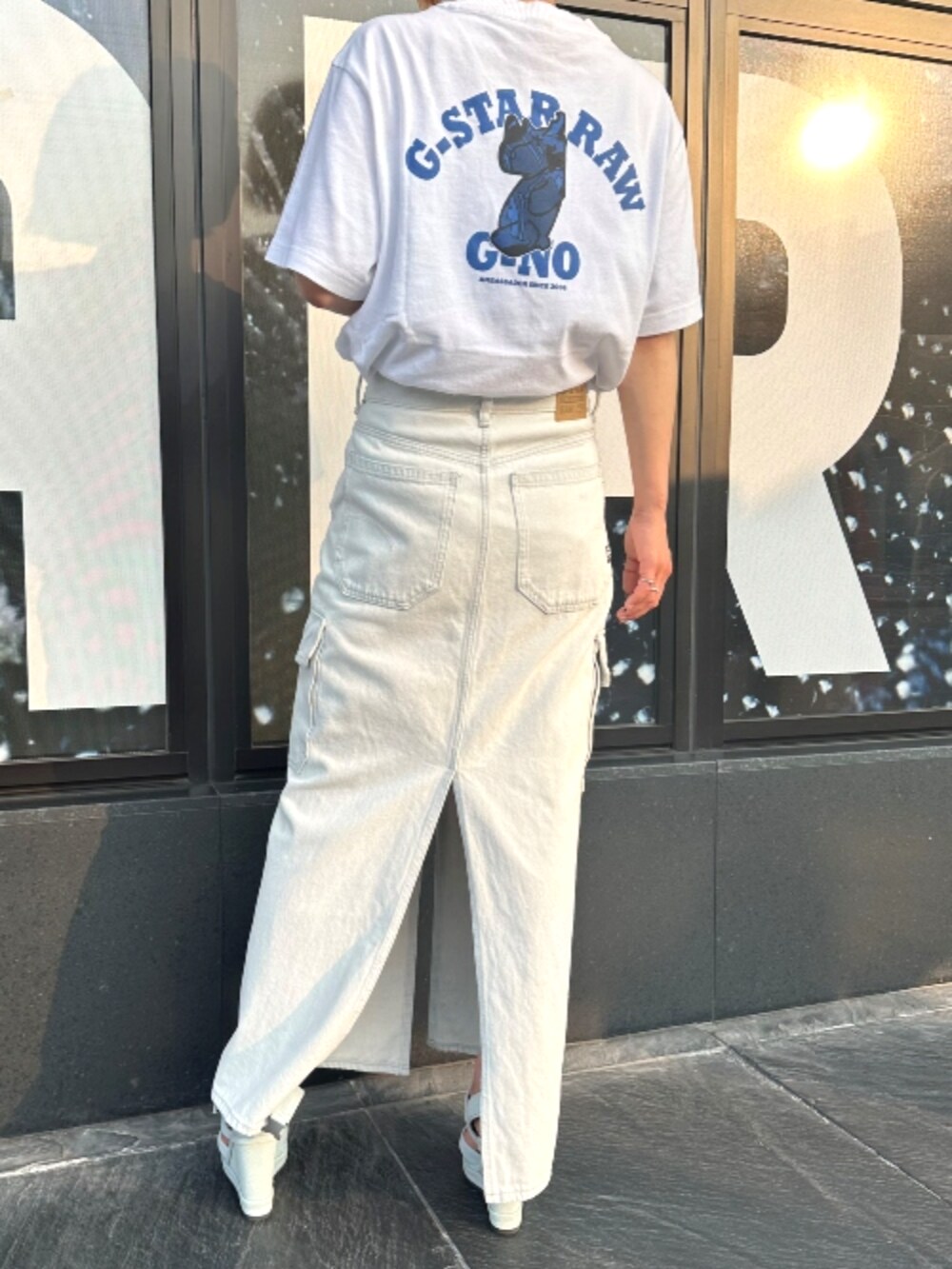 ホワイト系のTシャツ/カットソー、ブルー系のスカートを着用したレディースの夏コーディネートの2枚目の写真