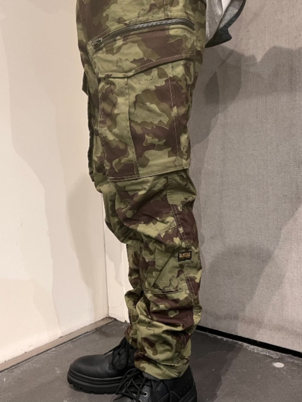 ホワイト系のTシャツ/カットソー、ブルー系のシャツ/ブラウス、グリーン系のカーゴパンツを着用したメンズの春コーディネートの3枚目の写真