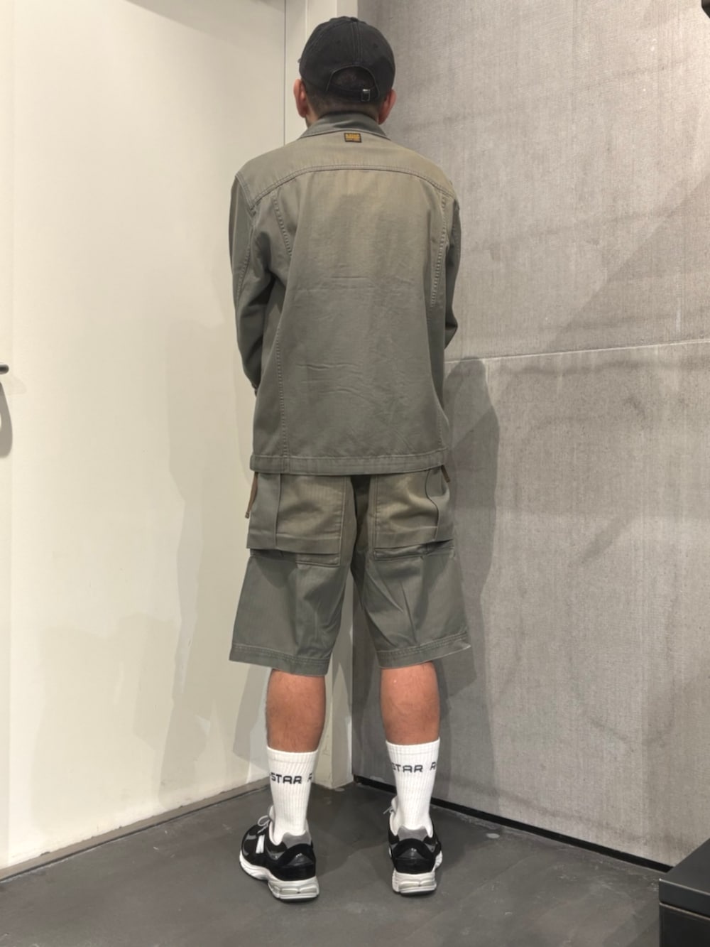 ホワイト系のTシャツ/カットソー、グリーン系のシャツ/ブラウス、グリーン系のその他パンツを着用したメンズの夏コーディネートの4枚目の写真