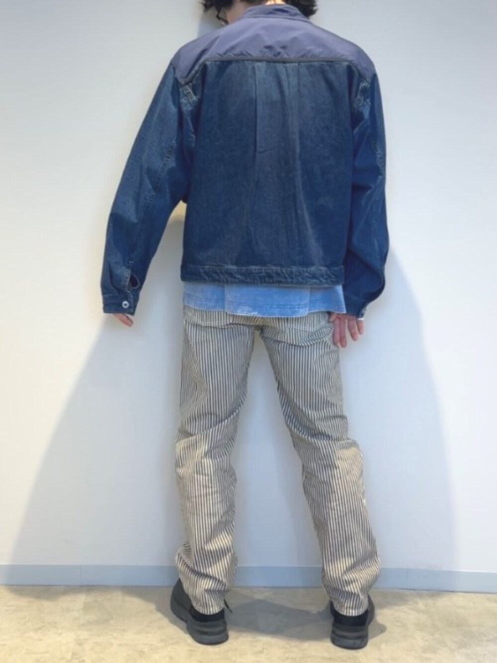 ブルー系のデニムジャケット、ブルー系のTシャツ/カットソー、ブルー系のデニムパンツを着用したメンズの春コーディネートの2枚目の写真