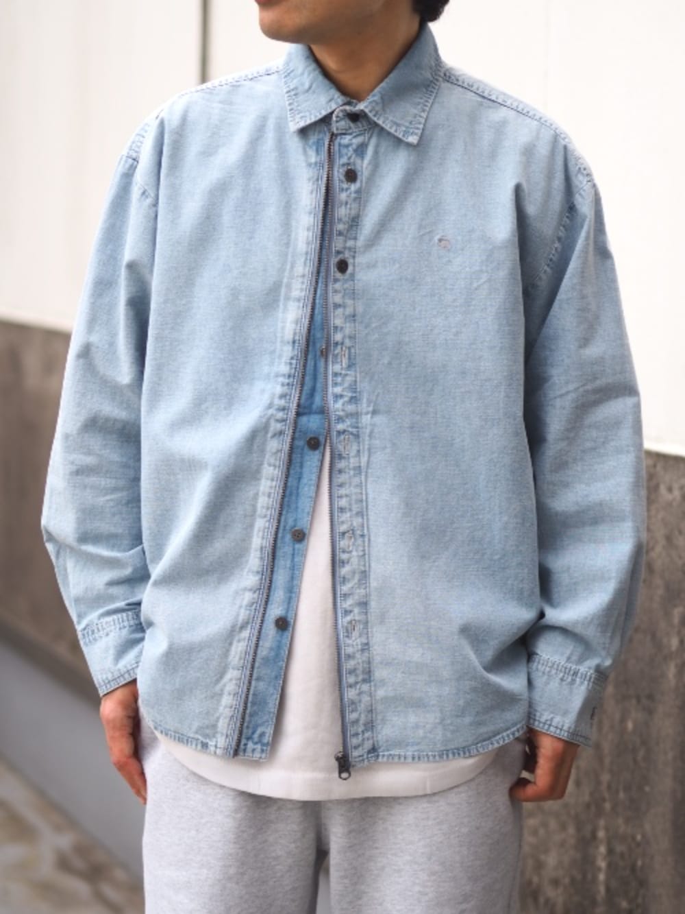 ブルー系のシャツ/ブラウス、グレー系のスウェットパンツ、ブラック系のローファーを着用したメンズの春コーディネートの3枚目の写真