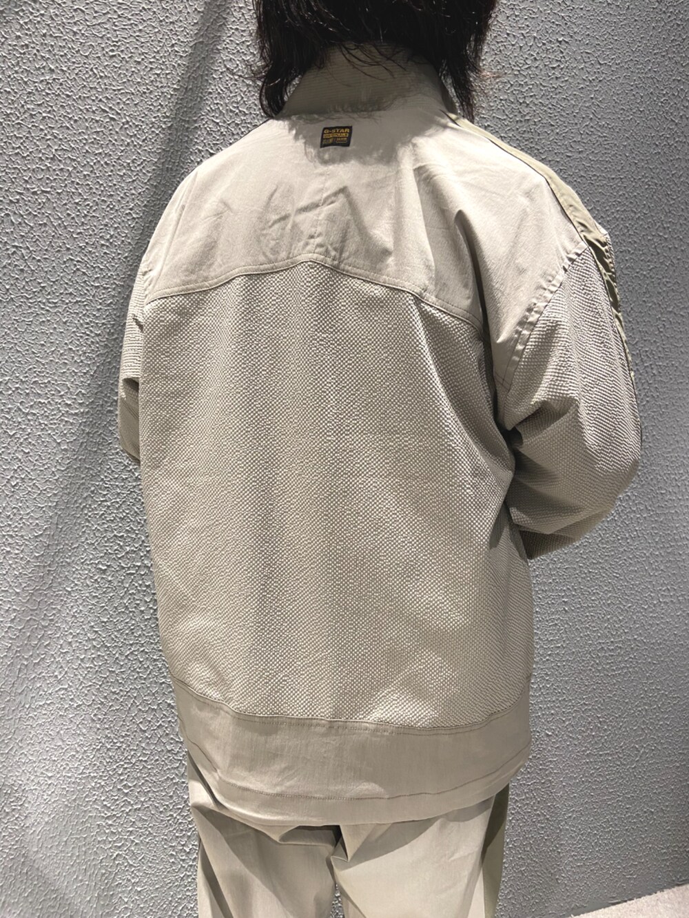 ベージュ系のその他パンツを着用したメンズの夏コーディネートの3枚目の写真