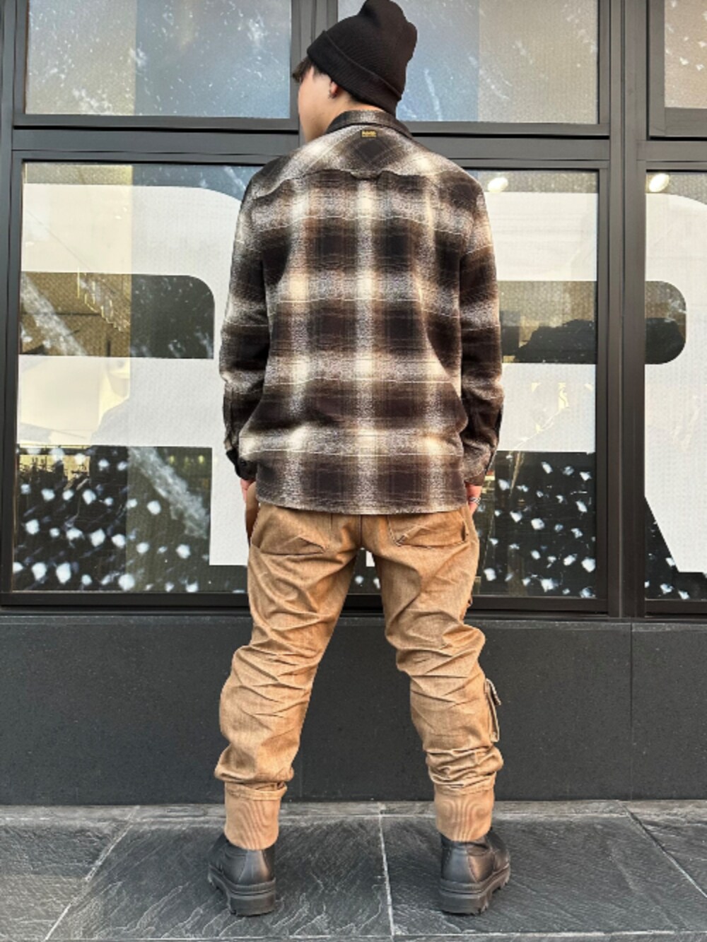 その他のシャツ/ブラウス、ブラック系のTシャツ/カットソー、ブラウン系のカーゴパンツを着用したメンズの秋コーディネートの2枚目の写真