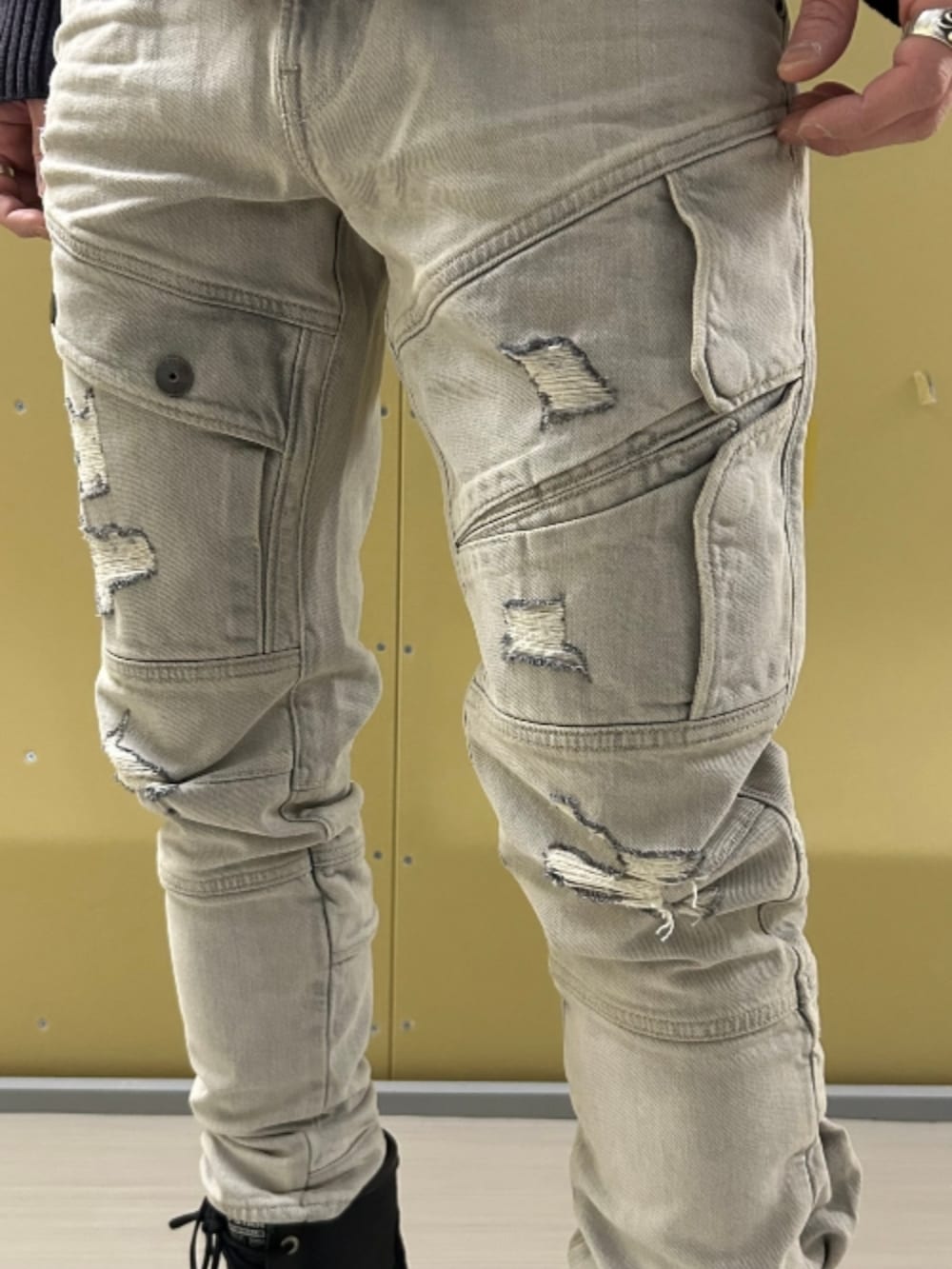 ブルー系のニット/セーター、ブルー系のデニムパンツを着用したメンズの春コーディネートの2枚目の写真