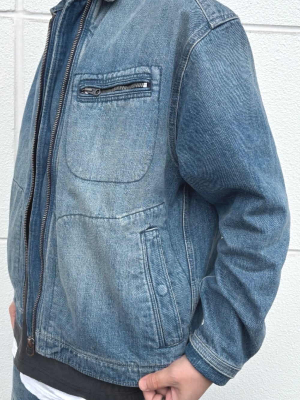 ブルー系のデニムジャケット、ブラック系のTシャツ/カットソー、ブルー系のデニムパンツを着用したメンズの春コーディネートの4枚目の写真