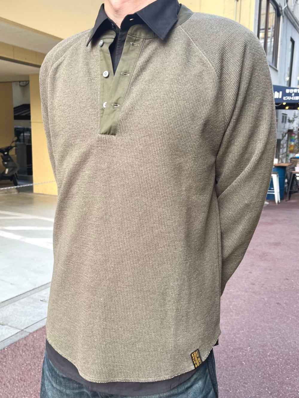 ブラック系のシャツ/ブラウス、グリーン系のTシャツ/カットソー、ブルー系のデニムパンツを着用したメンズの秋コーディネートの3枚目の写真