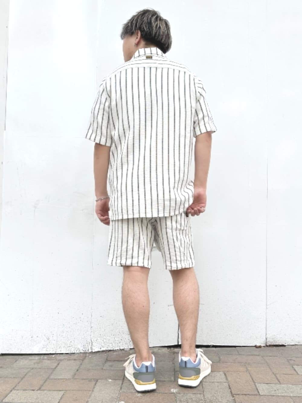 ホワイト系のシャツ/ブラウス、ホワイト系のTシャツ/カットソー、ホワイト系のその他パンツを着用したメンズの夏コーディネートの2枚目の写真