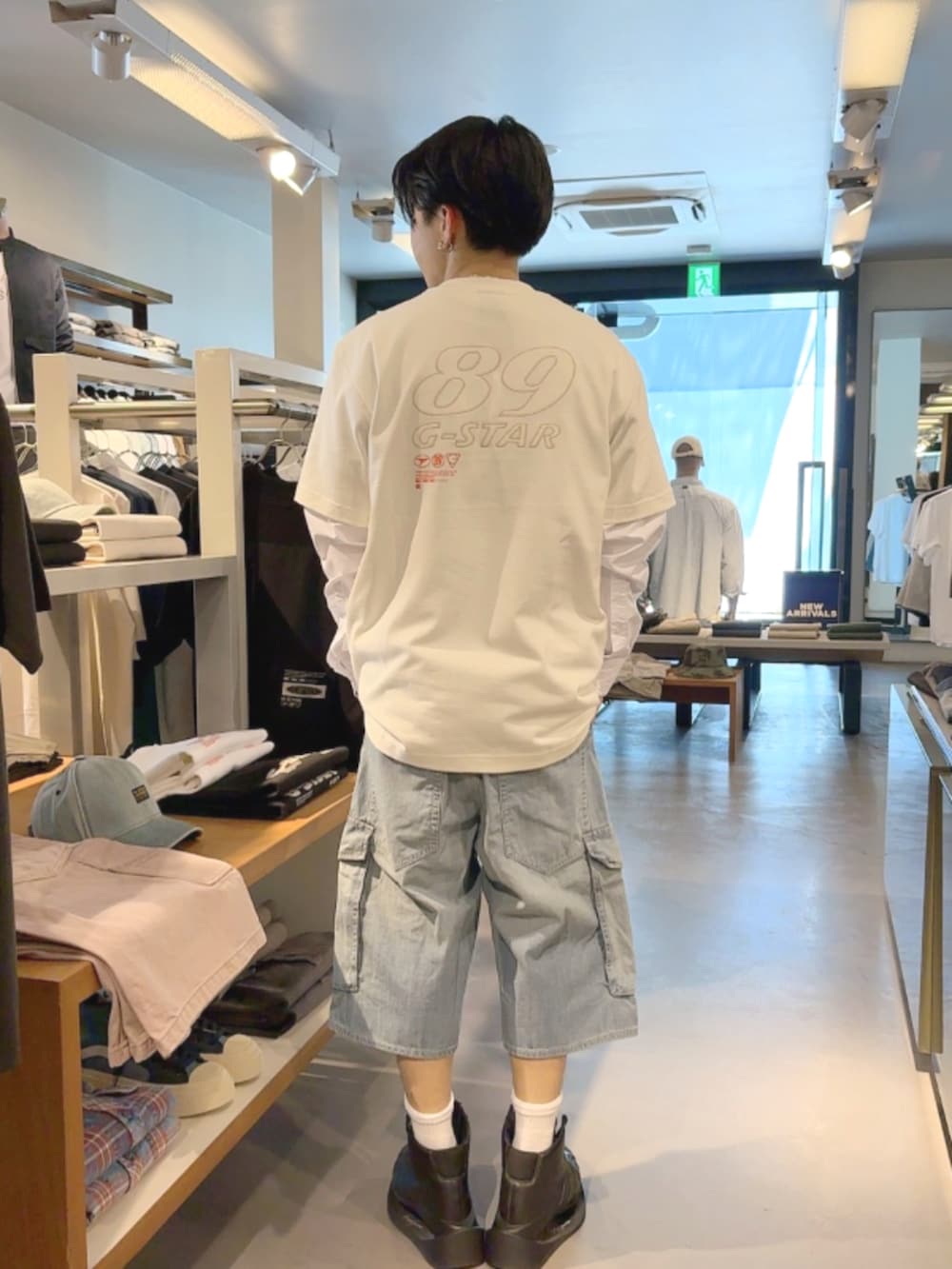 ホワイト系のTシャツ/カットソー、ホワイト系のTシャツ/カットソー、ブルー系のその他パンツを着用したメンズの春コーディネートの2枚目の写真