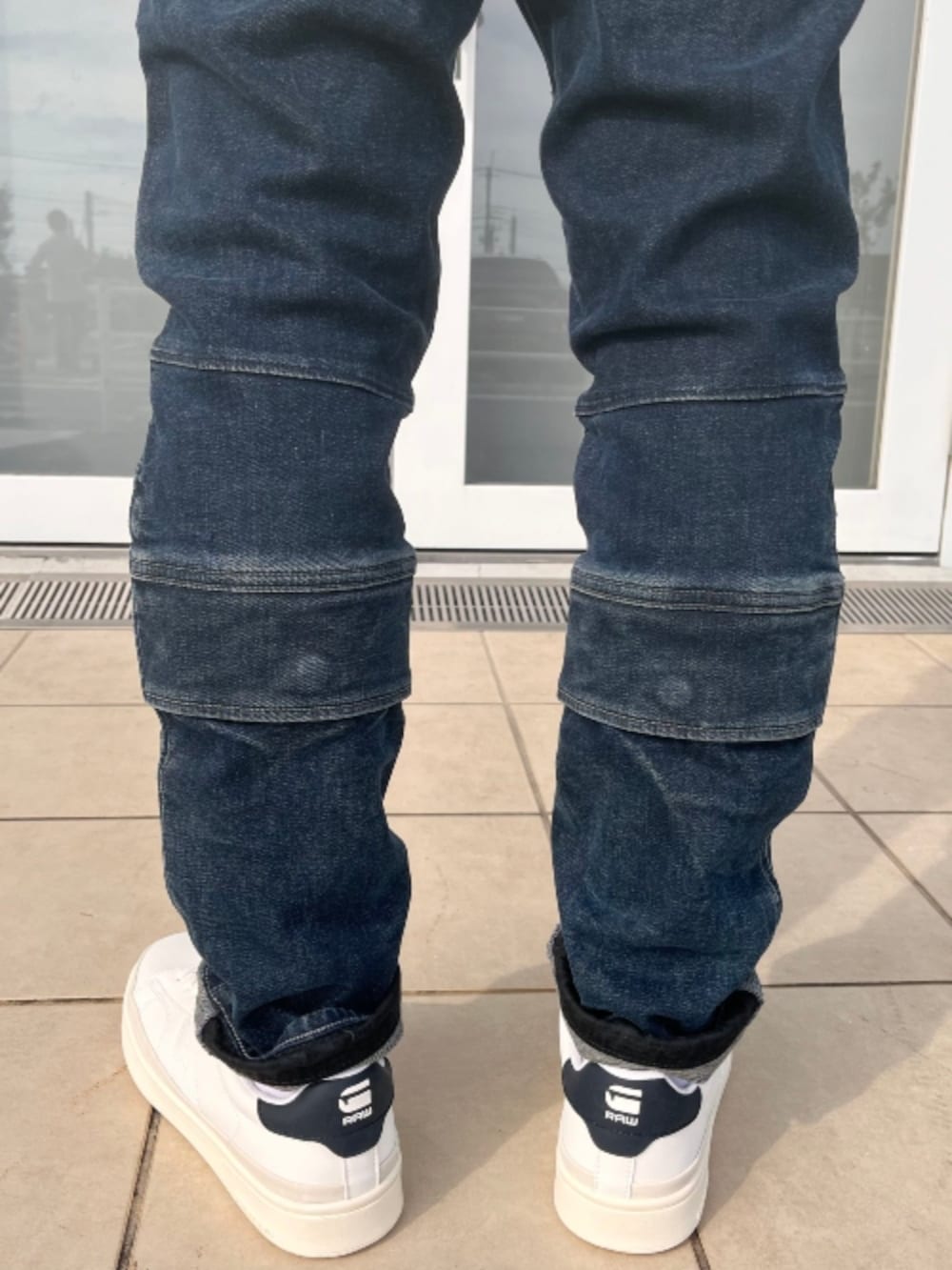 ホワイト系のTシャツ/カットソー、その他のシャツ/ブラウス、ブルー系のデニムパンツを着用したメンズの夏コーディネートの4枚目の写真