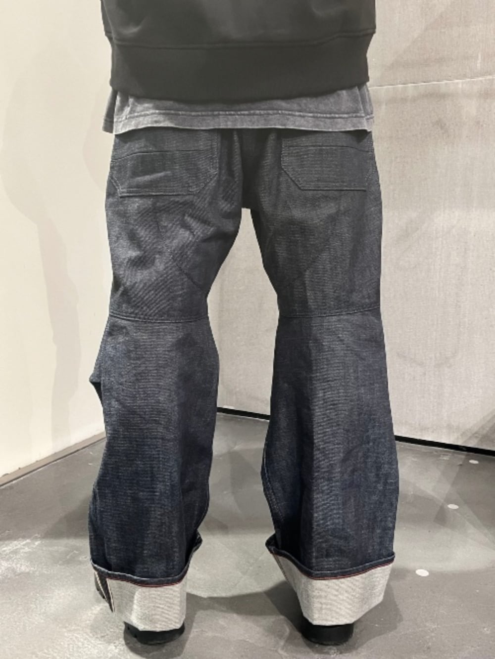 ブラック系のTシャツ/カットソー、ブラック系のパーカーを着用したメンズの秋コーディネートの4枚目の写真