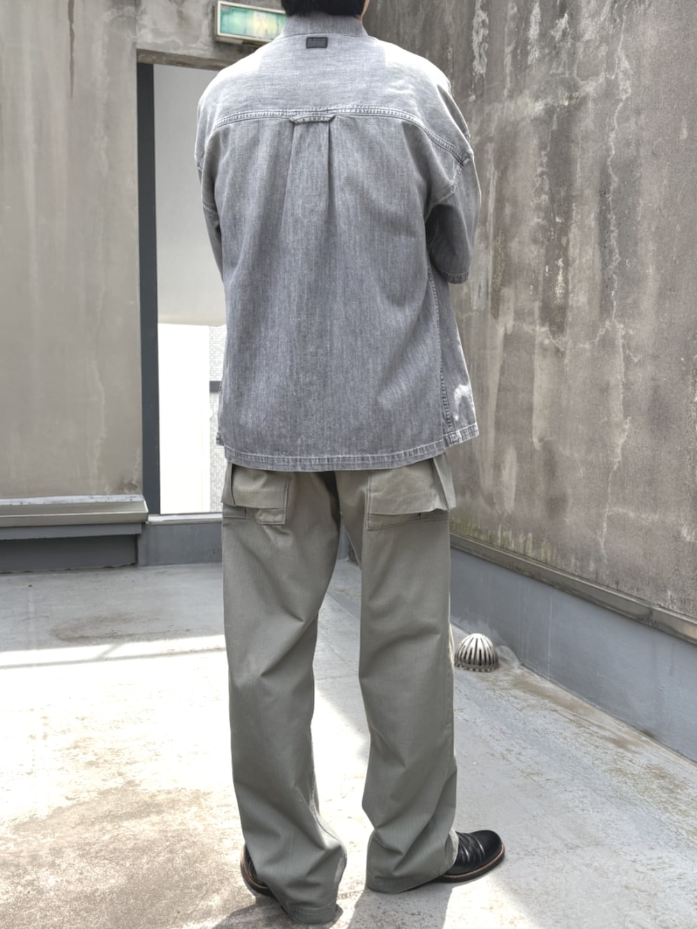 グレー系のシャツ/ブラウス、ホワイト系のTシャツ/カットソー、グリーン系のチノパンツを着用したメンズの夏コーディネートの3枚目の写真