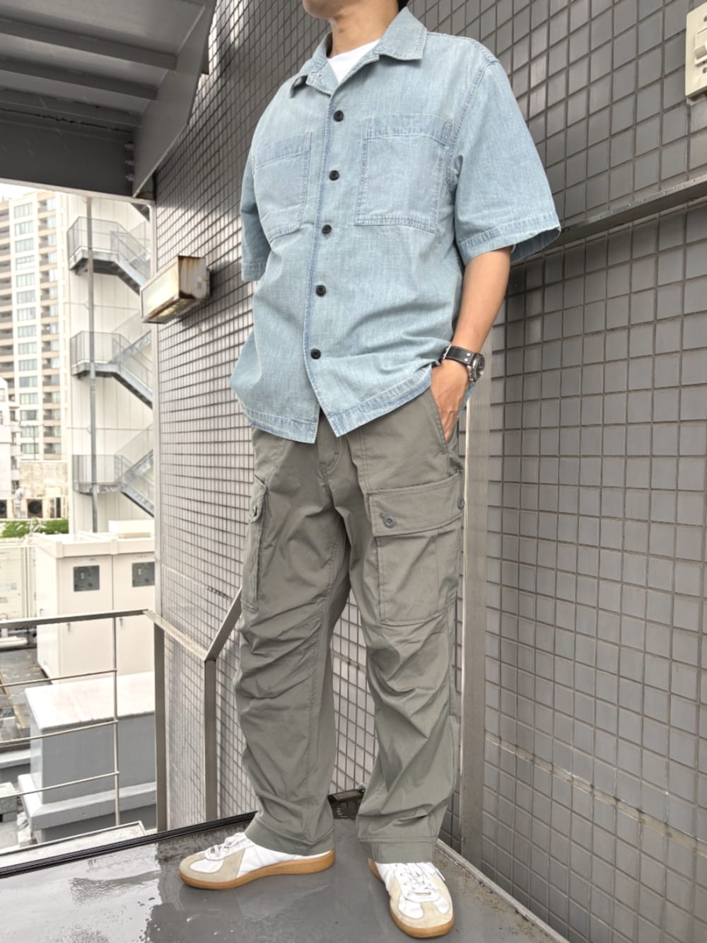 グレー系のカーゴパンツ、ブルー系のシャツ/ブラウスを着用したメンズの春コーディネートの2枚目の写真