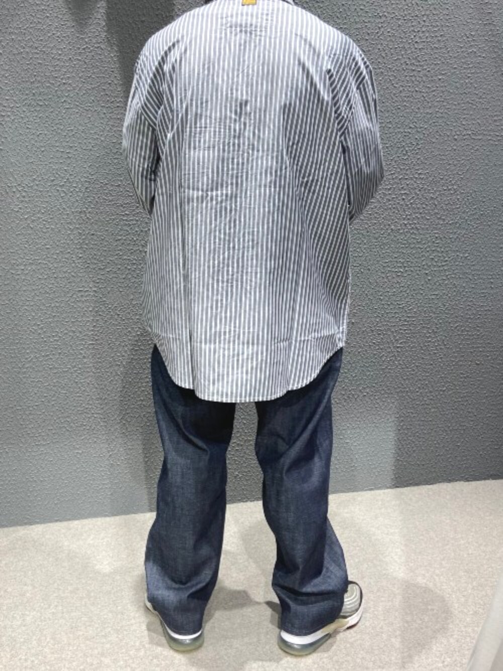 その他のシャツ/ブラウス、ブルー系のデニムパンツを着用したメンズの夏コーディネートの3枚目の写真