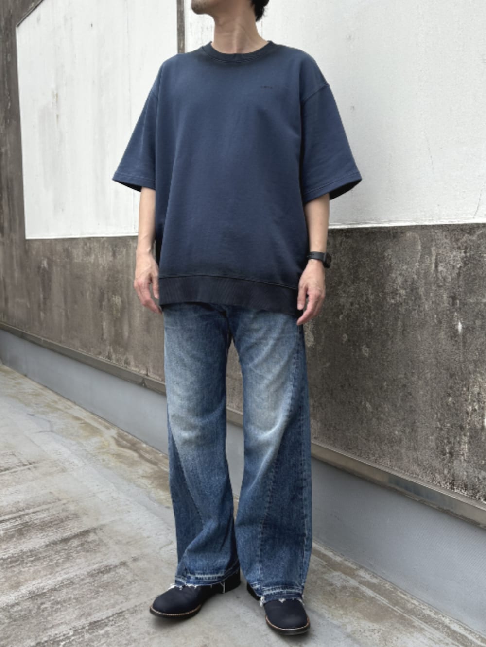 グリーン系のシャツ/ブラウス、ブルー系のTシャツ/カットソー、ブルー系のデニムパンツを着用したメンズの春コーディネートの3枚目の写真