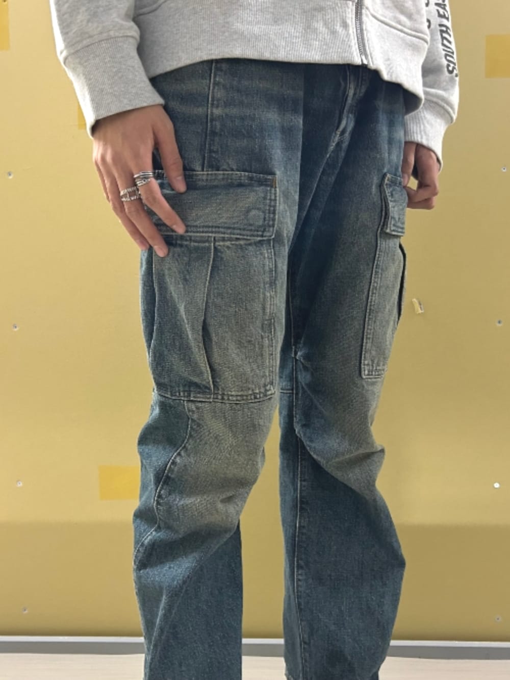 ブラック系のナイロンジャケット、グレー系のスウェットを着用したメンズの春コーディネートの2枚目の写真