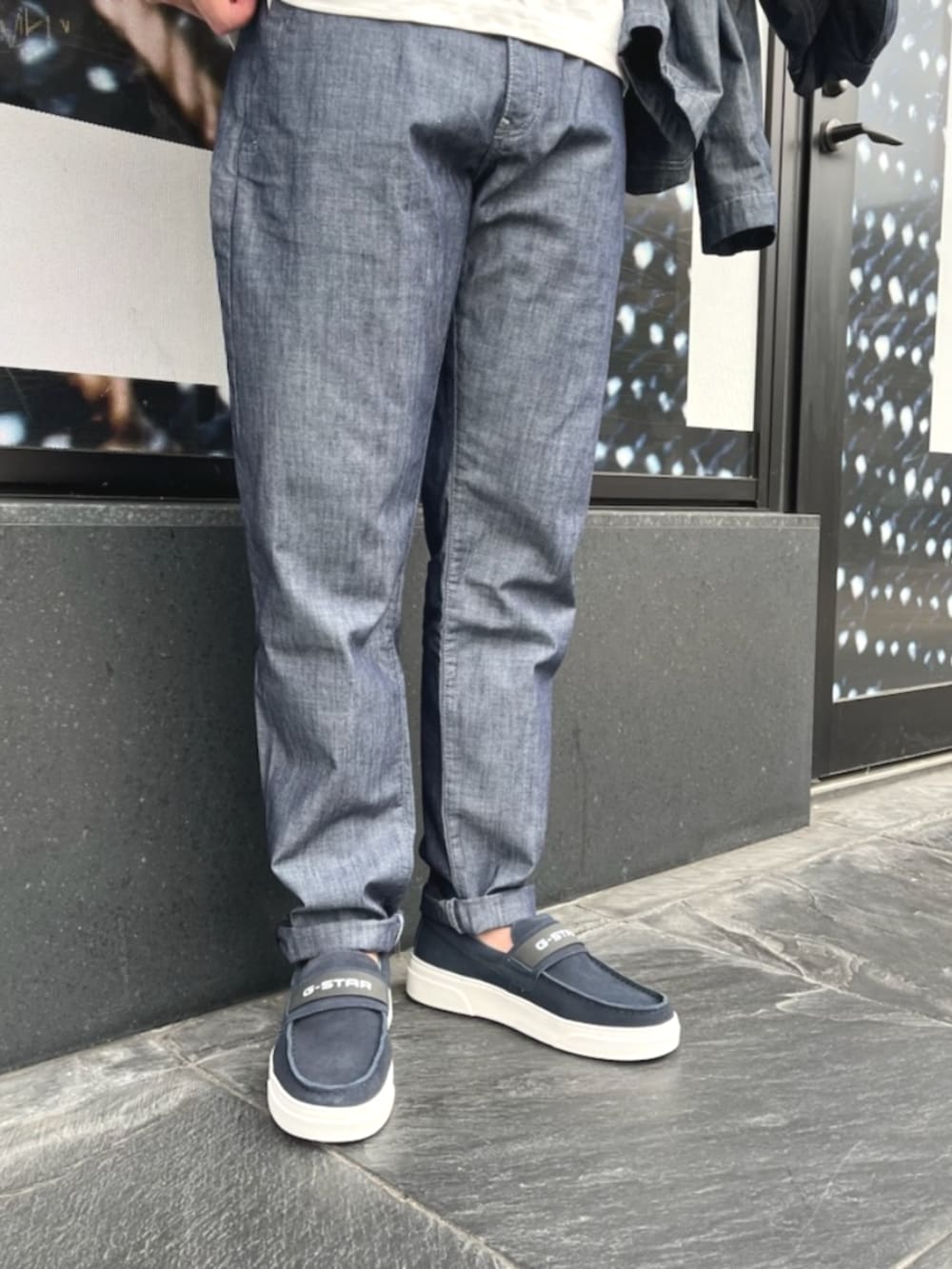 ブルー系のデニムジャケット、ホワイト系のTシャツ/カットソー、ブルー系のデニムパンツを着用したメンズの夏コーディネートの2枚目の写真