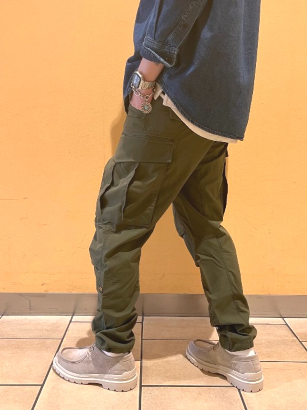 ブルー系のシャツ/ブラウス、グリーン系のカーゴパンツを着用したメンズの春コーディネートの2枚目の写真