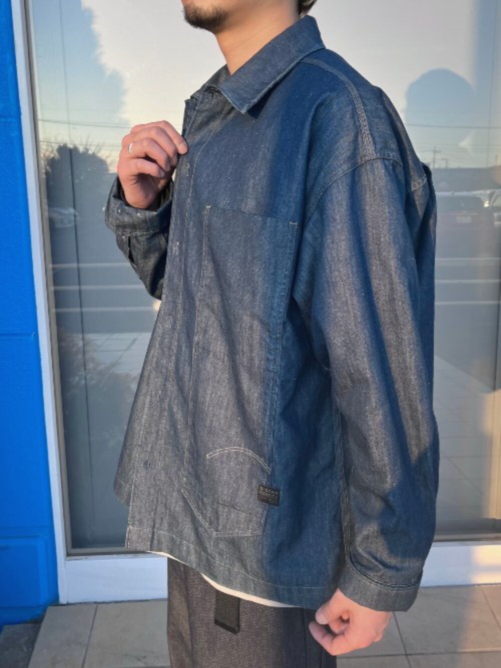 ブラック系のTシャツ/カットソー、ブルー系のシャツ/ブラウス、ブルー系のデニムパンツを着用したメンズの冬コーディネートの3枚目の写真