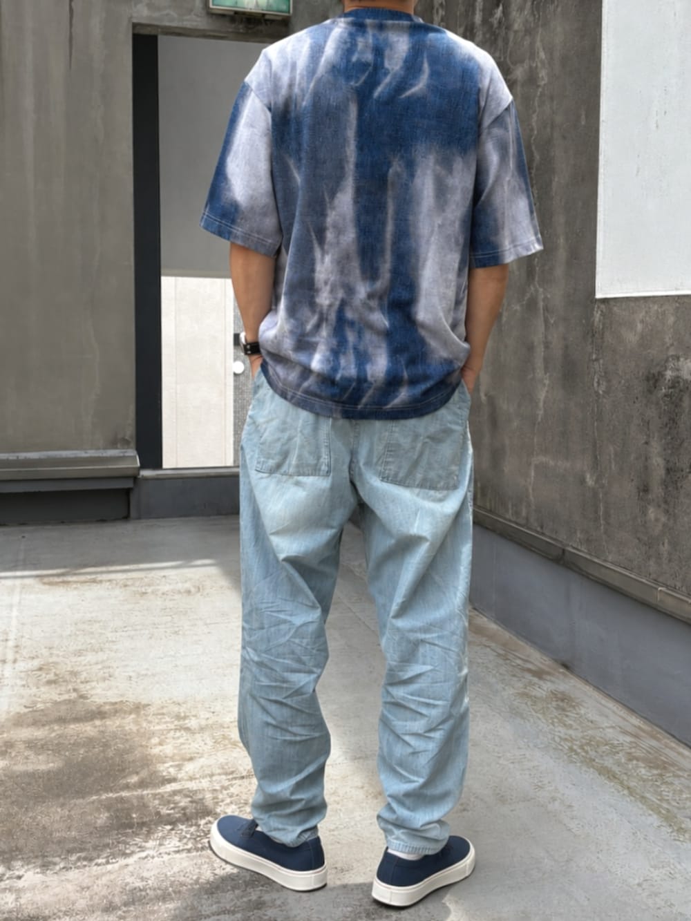 ブルー系のTシャツ/カットソー、ブルー系のデニムパンツ、ブルー系のスニーカーを着用したメンズの夏コーディネートの2枚目の写真