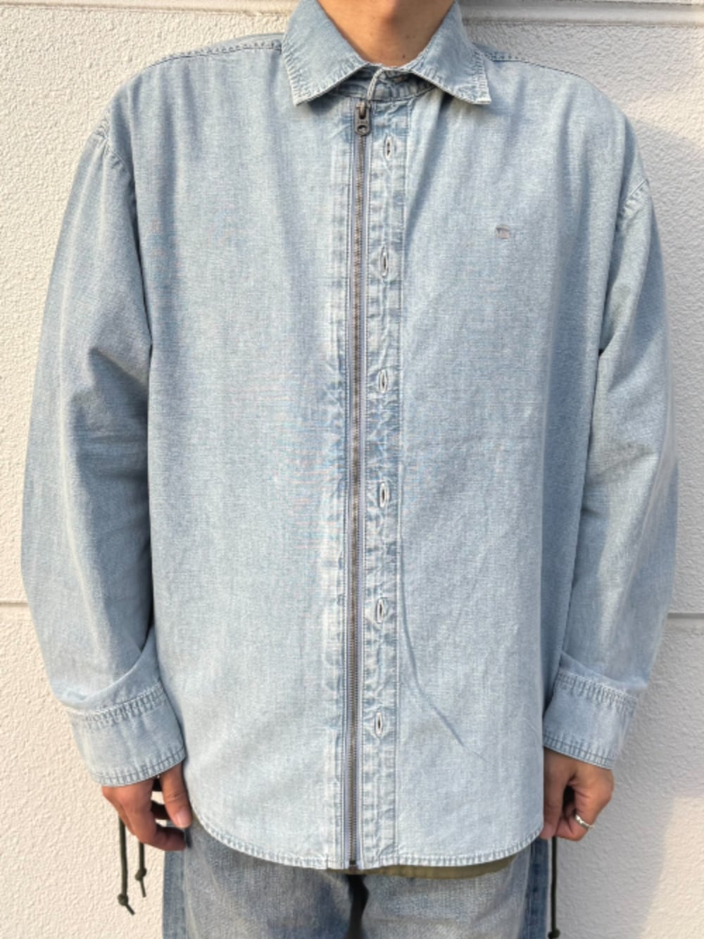 ブルー系のシャツ/ブラウス、グリーン系のTシャツ/カットソー、ブルー系のデニムパンツを着用したメンズの春コーディネートの4枚目の写真