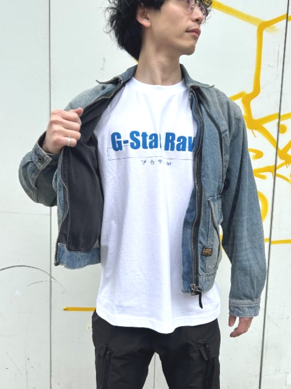 ブルー系のデニムジャケット、ホワイト系のTシャツ/カットソーを着用したメンズの春コーディネートの2枚目の写真