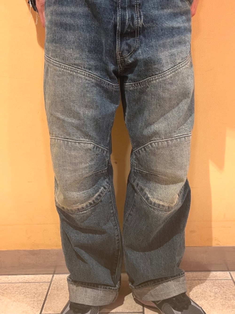 ブルー系のシャツ/ブラウス、ブルー系のデニムパンツ、ブラック系のTシャツ/カットソーを着用したメンズの春コーディネートの2枚目の写真