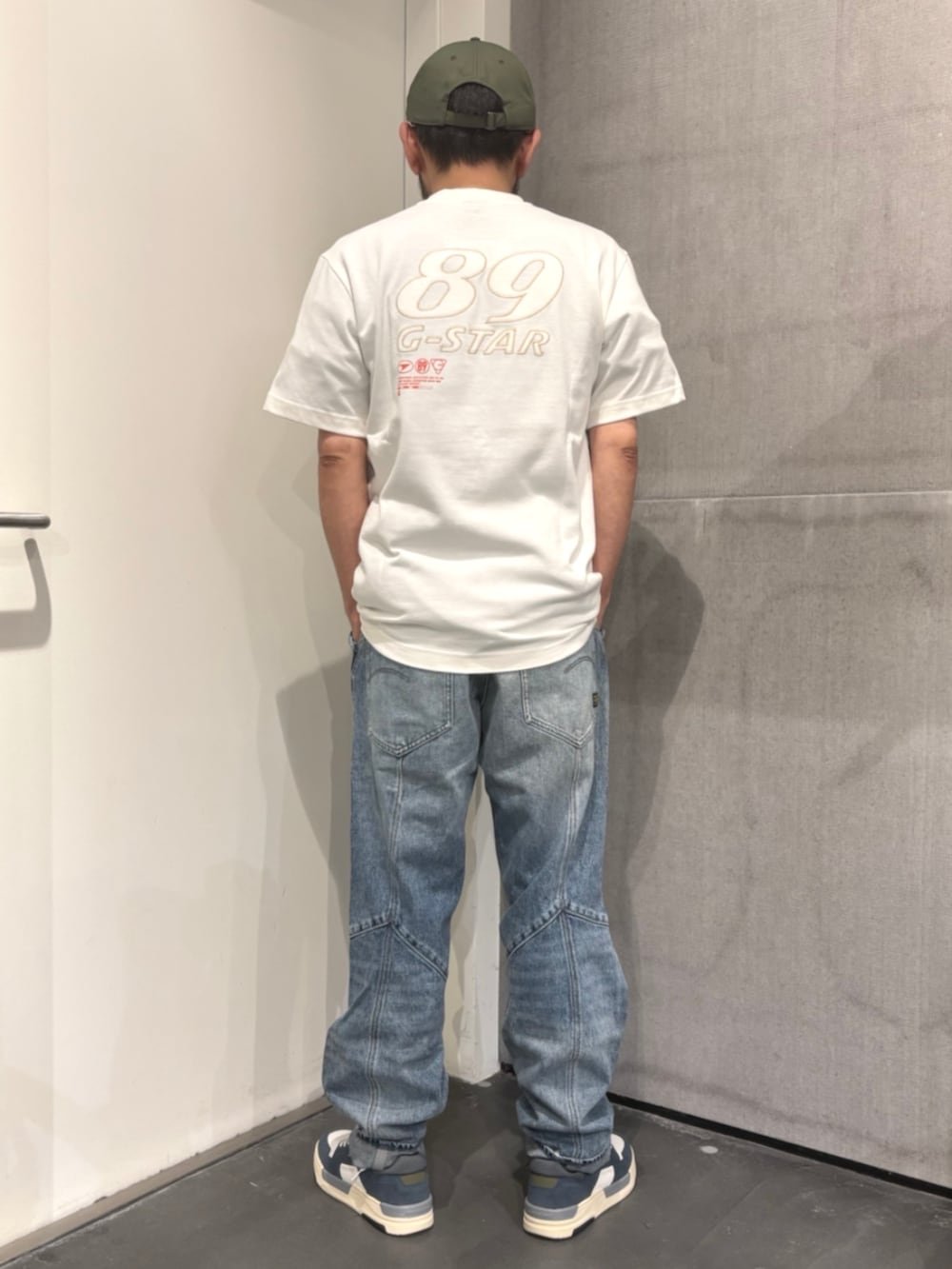 ホワイト系のTシャツ/カットソー、ブルー系のデニムパンツを着用したメンズの夏コーディネートの2枚目の写真