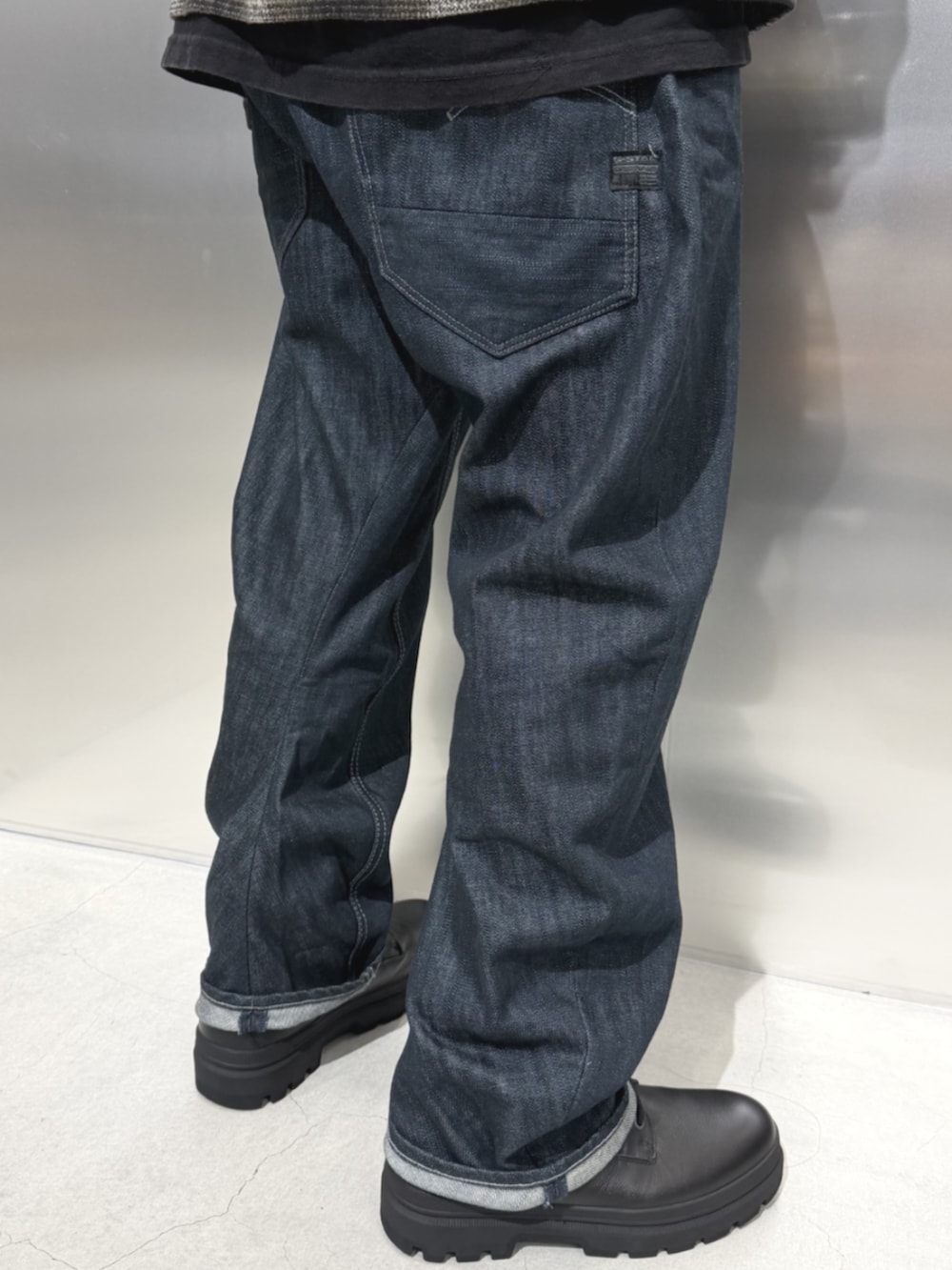 ブルー系のデニムパンツ、ブラック系のシャツ/ブラウスを着用したメンズの秋コーディネートの3枚目の写真