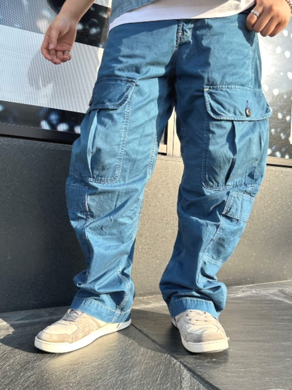 ブルー系のシャツ/ブラウス、ブルー系のデニムパンツ、ホワイト系のTシャツ/カットソーを着用したメンズの夏コーディネートの3枚目の写真