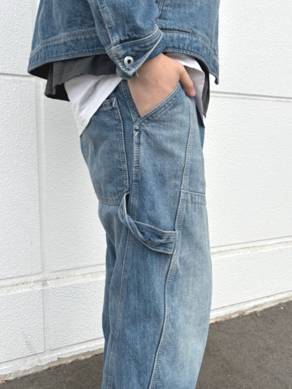 ブルー系のデニムジャケット、ブラック系のTシャツ/カットソー、ブルー系のデニムパンツを着用したメンズの春コーディネートの3枚目の写真