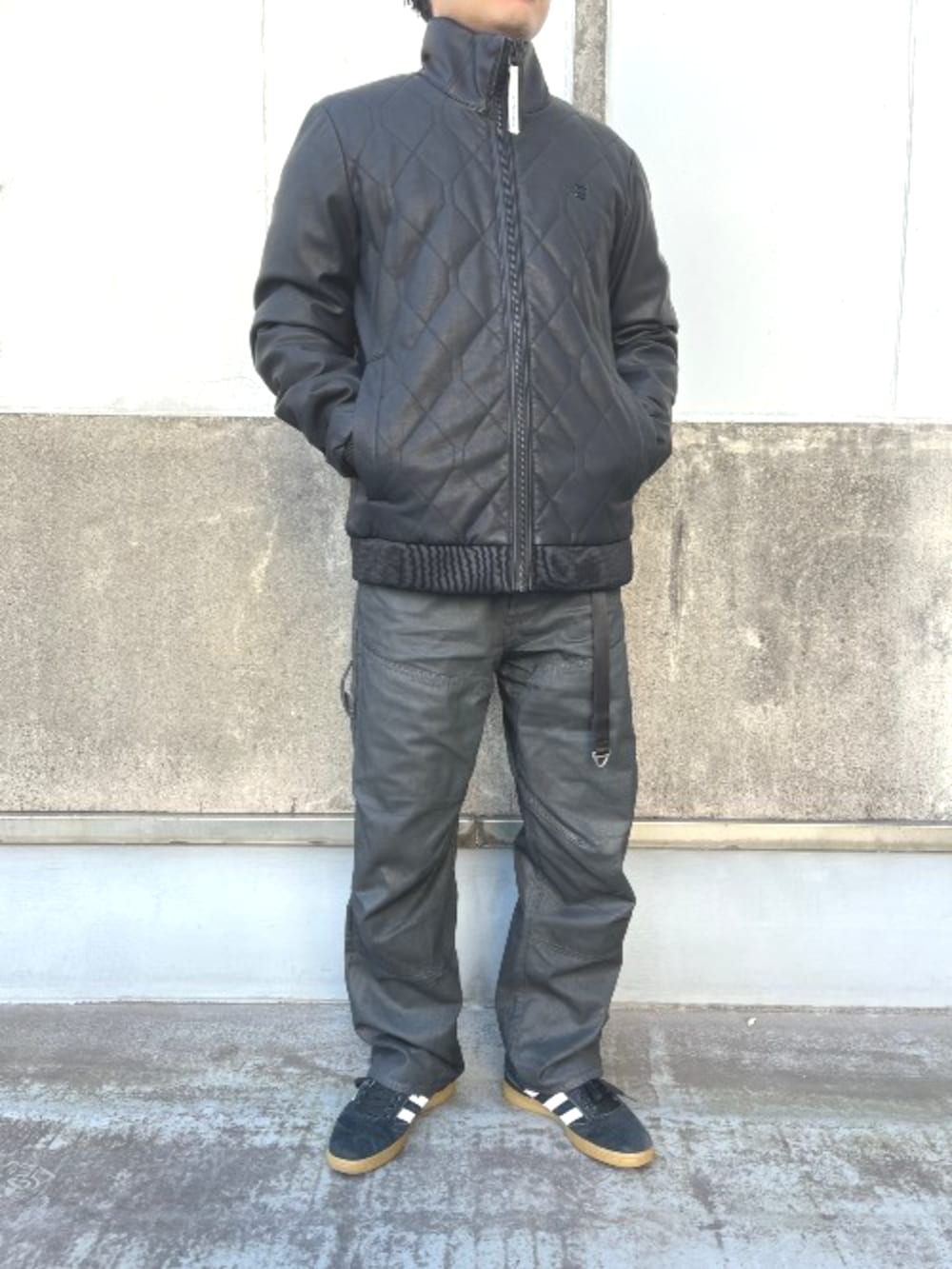 ホワイト系のスウェット、ブラック系のブルゾン、ブラック系のデニムパンツを着用したメンズの冬コーディネートの2枚目の写真