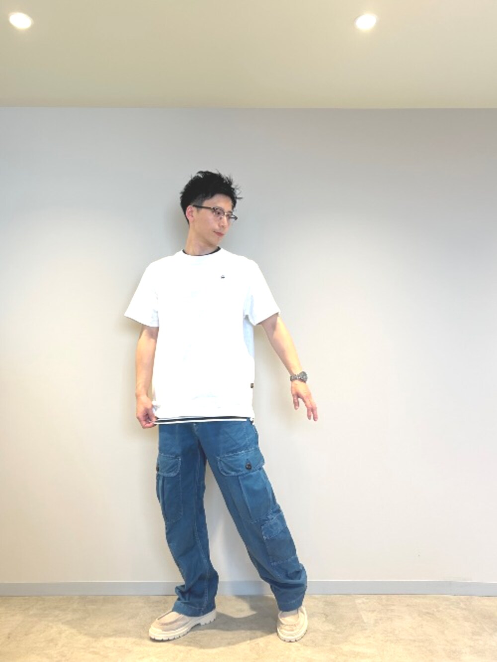 ホワイト系のTシャツ/カットソー、ブルー系のTシャツ/カットソー、ブルー系のデニムパンツを着用したメンズの夏コーディネートの2枚目の写真