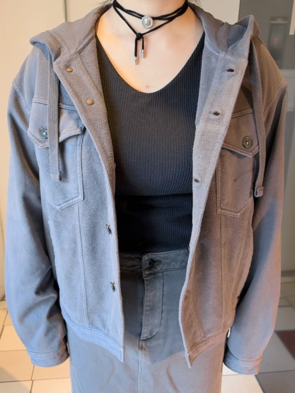 ブルー系のMA-1、グレー系のパーカーを着用したレディースの秋コーディネートの4枚目の写真