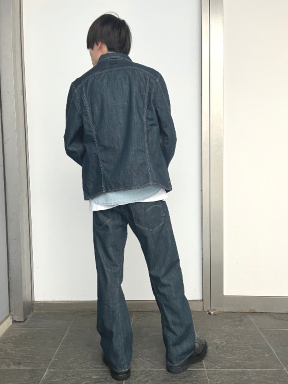 ブルー系のシャツ/ブラウス、ブルー系のデニムジャケット、ブルー系のデニムパンツを着用したメンズの春コーディネートの2枚目の写真