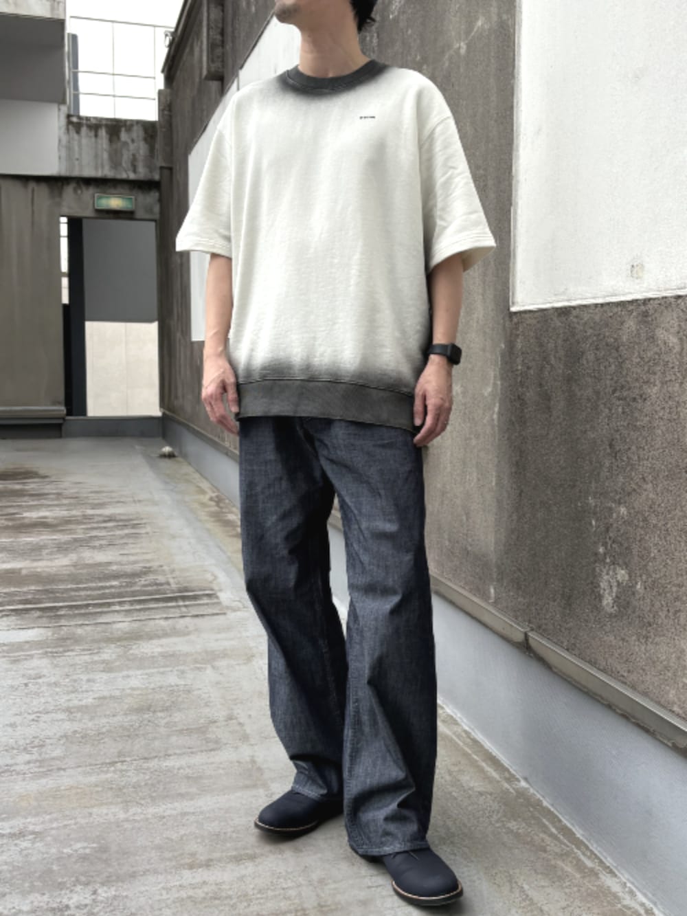 ブルー系のデニムジャケット、ホワイト系のTシャツ/カットソー、ブルー系のデニムパンツを着用したメンズの春コーディネートの3枚目の写真