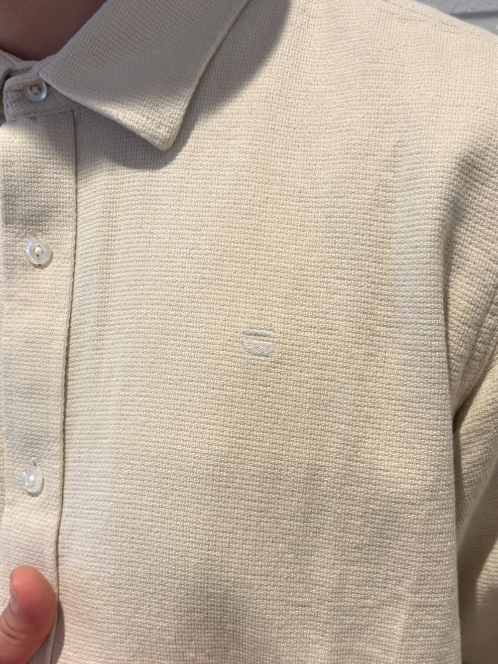 ホワイト系のシャツ/ブラウス、ホワイト系のTシャツ/カットソー、ブルー系のデニムパンツを着用したメンズの春コーディネートの3枚目の写真